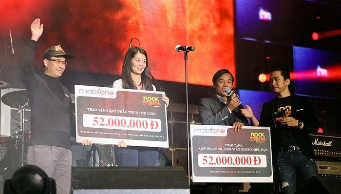 Xen giữa các phần trình diễn, đại diện MobiFone trao số tiền ủng hộ lên đến 104 triệu đồng cho Operation Smile và Trung Ương Đoàn.